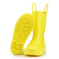 Kinder Neue Mode gelbe Farbe wasserdichte Naturmaterial Regenstiefel Easy-on-Griffe Schuhe